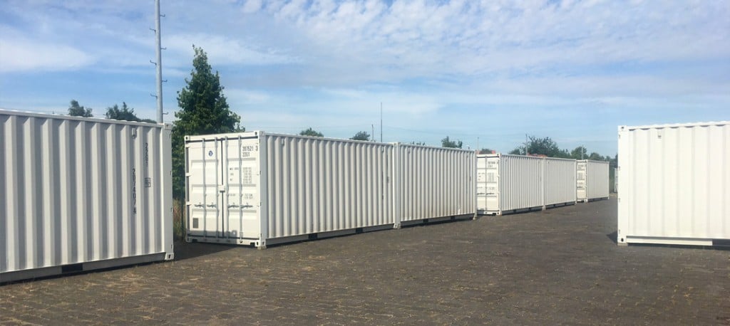 Neuwertige Lagercontainer auf dem umzäunten Gelände in Rostock-Bramow, Carl-Hopp-Straße